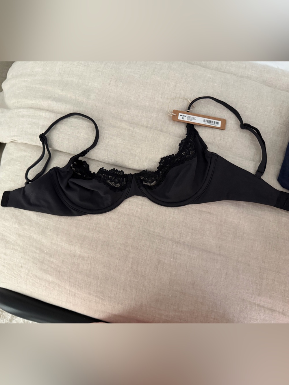 SKIMS Unlined Scoop Bra / ONYX 30D